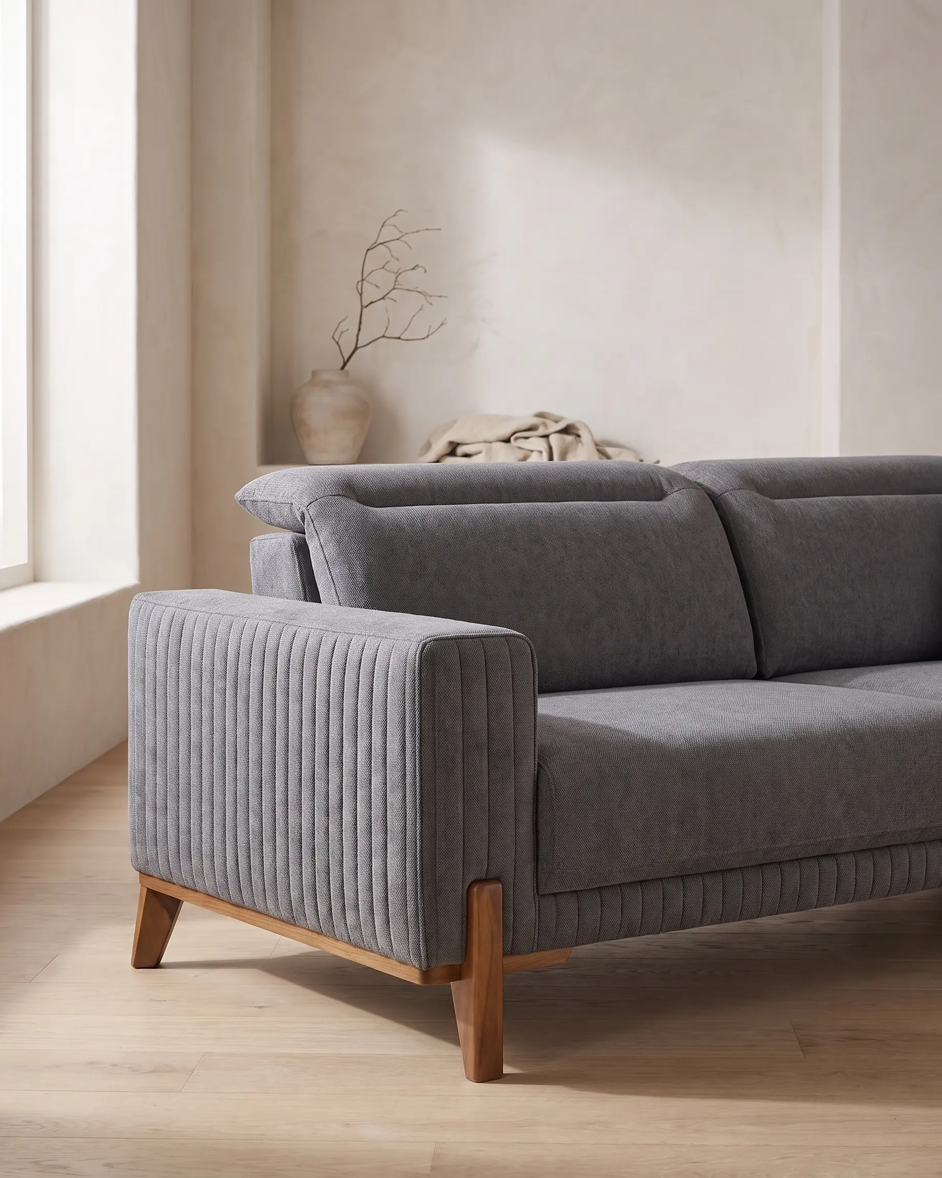 Gavoi sofa izbliza, pravougaoni rukonaslon pokriven gustim uspravnim prošivom