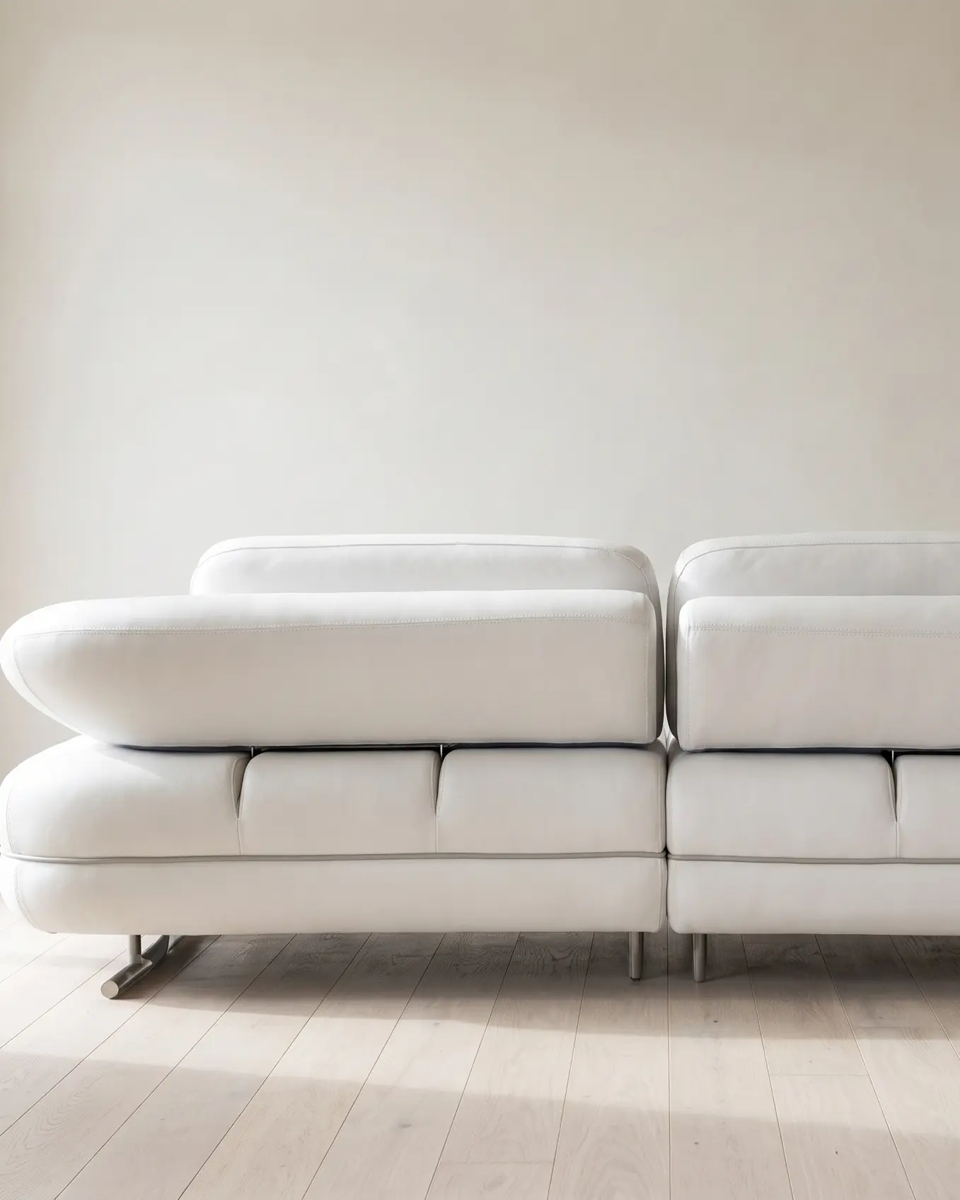 Gassin — sofa sa oba ovalna jastuka podignuta iza sedišta kao naslon
