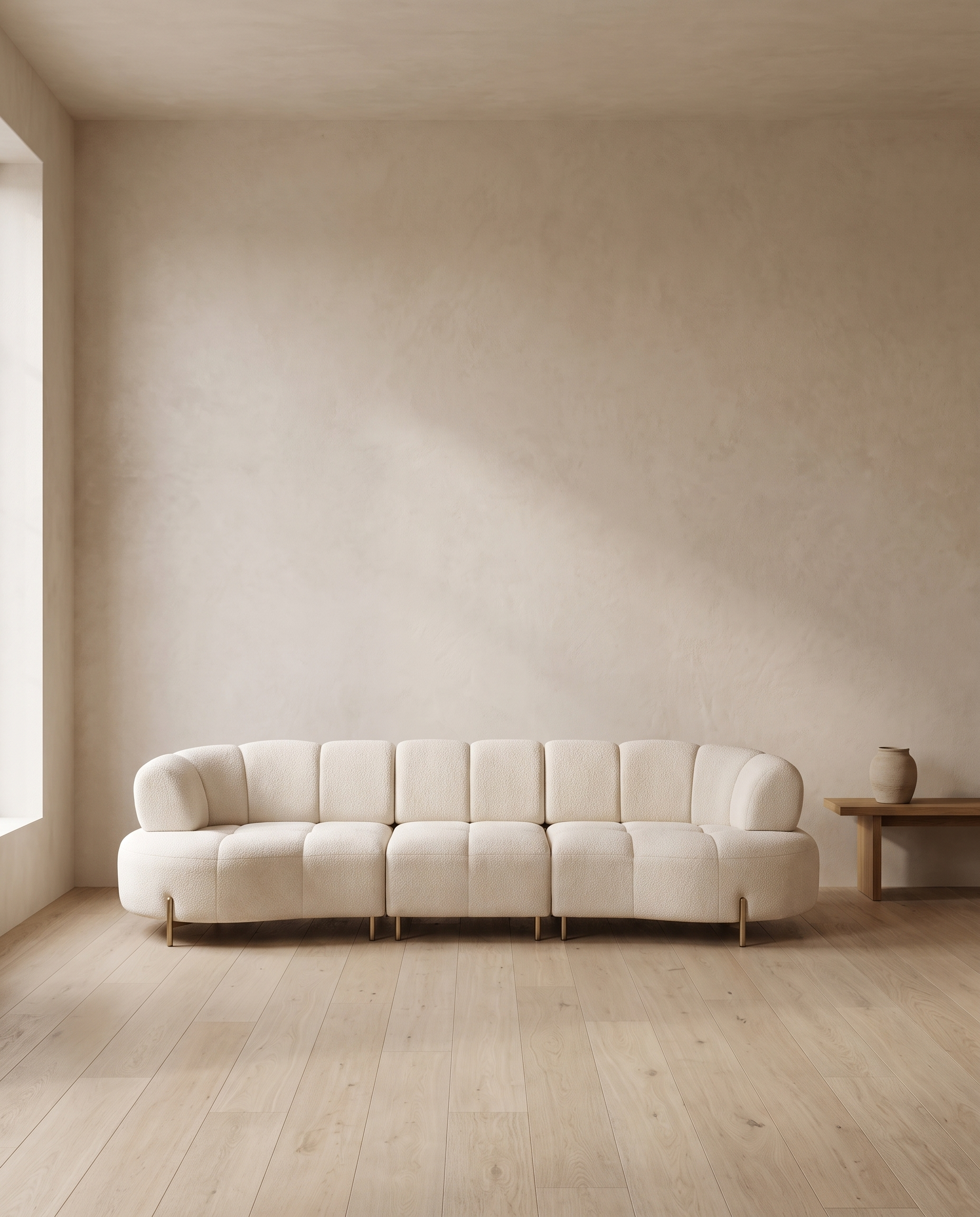 Murter, sofa uz dugačak svetao zid, u tihoj sobi