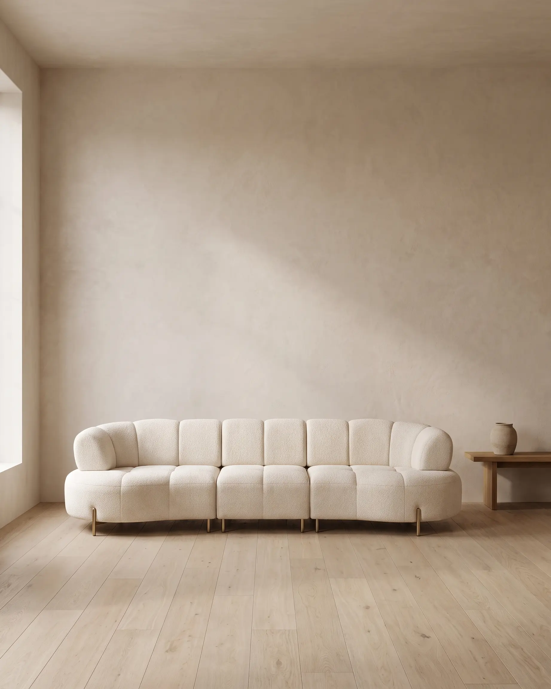 Murter, sofa uz dugačak svetao zid, u tihoj sobi
