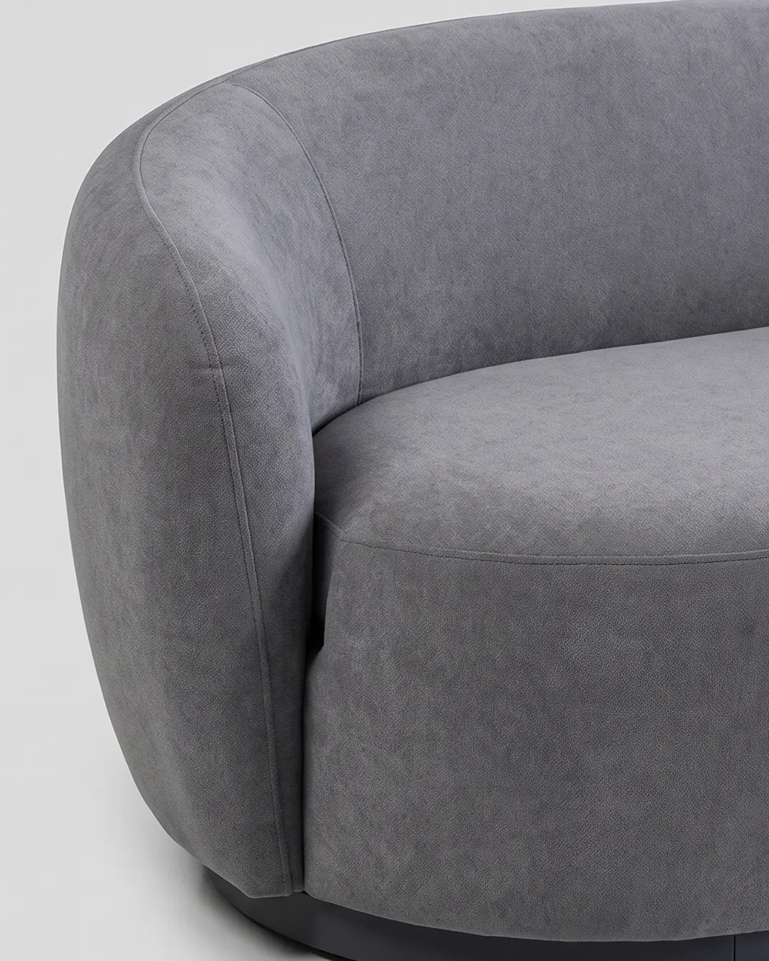 Lumbarda sofa, spoljna strana levog kraja: šav od gornje ivice do postolja i senka u razmaku gde sedište staje pre ljuske