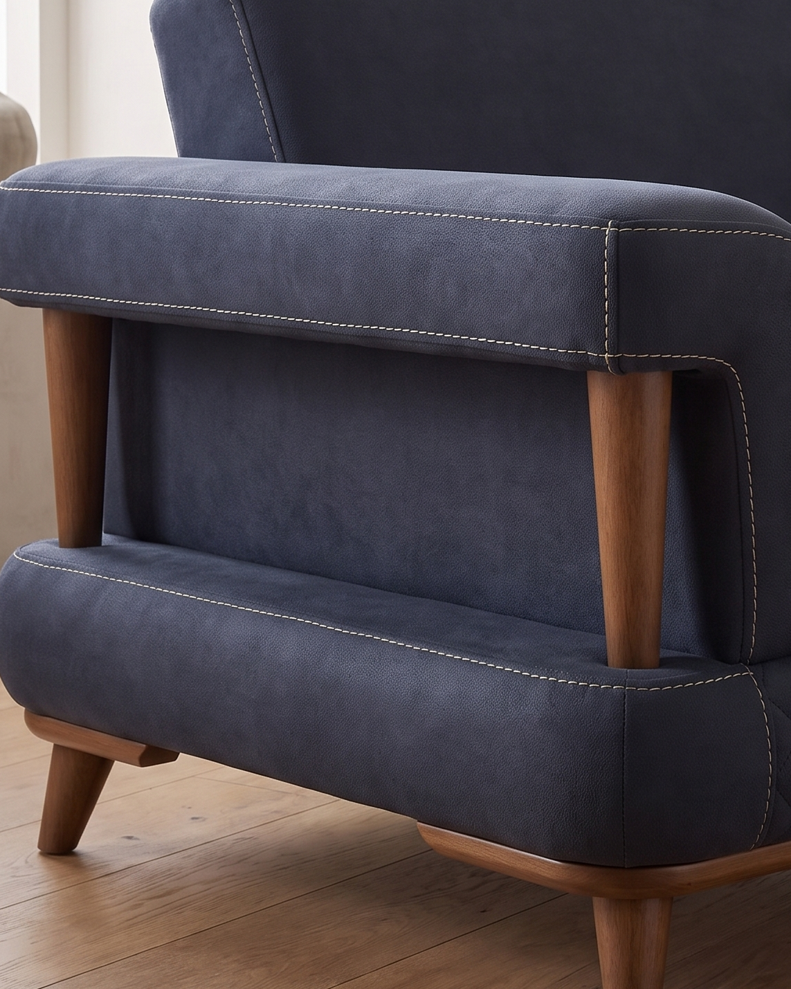 Aurigo sofa, spoj rukonaslona i postolja: dva stuba u otvoru i ravna pregrada uvučena iza njih