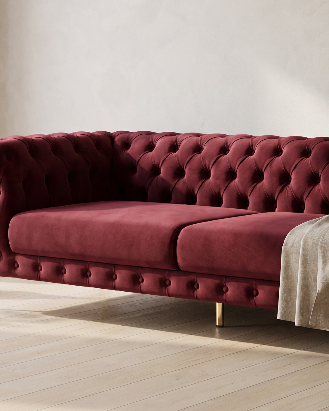 Esparron sofa, prednja strana izbliza: dva glatka jastuka sedišta, pojas sa dugmadima ispod njih i metalni stub na sredini