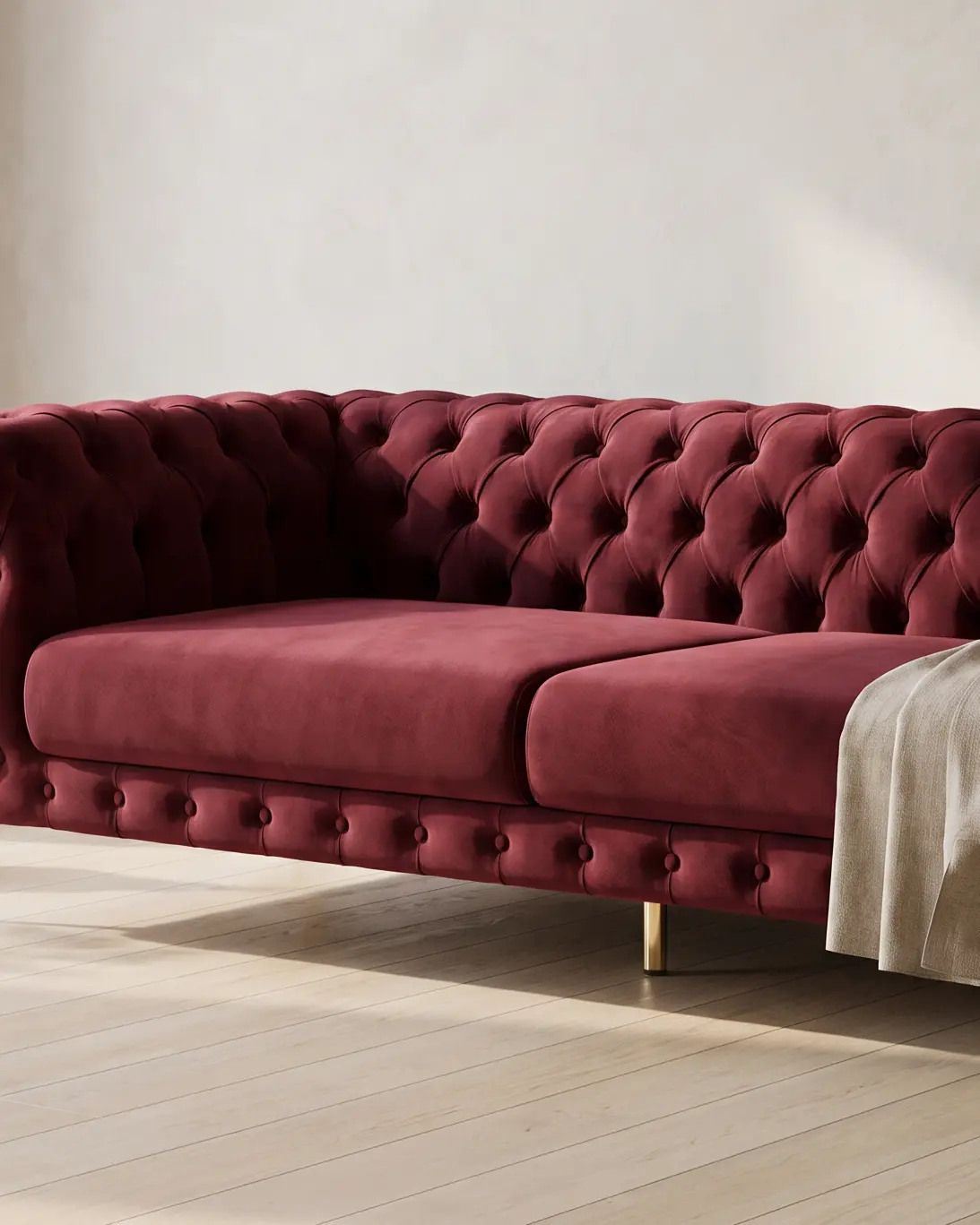 Esparron sofa, prednja strana izbliza: dva glatka jastuka sedišta, pojas sa dugmadima ispod njih i metalni stub na sredini