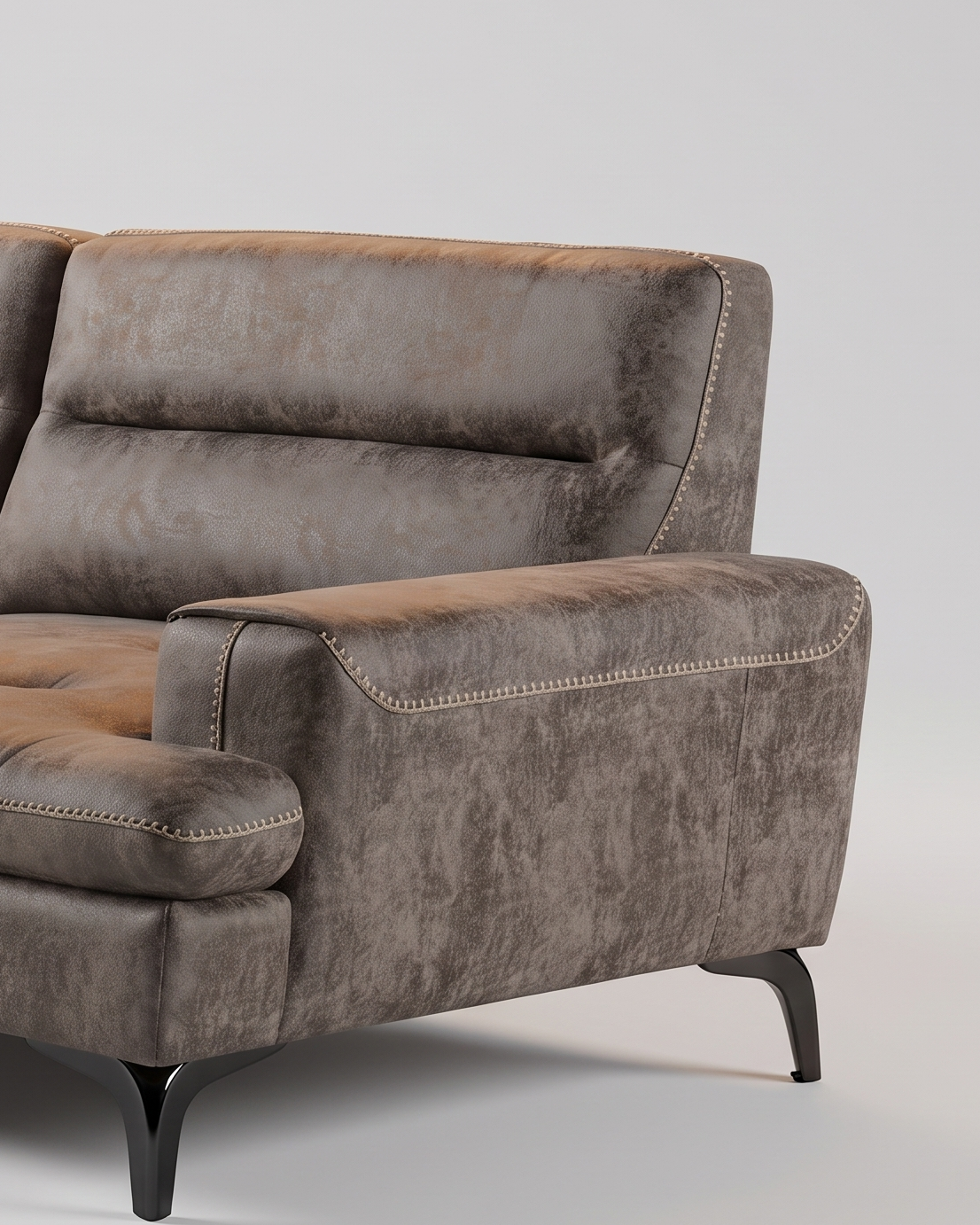 Sotta sofa, kraj komada: naslon se klinasto sužava, a krupan bod silazi niz njegovu prednju ivicu