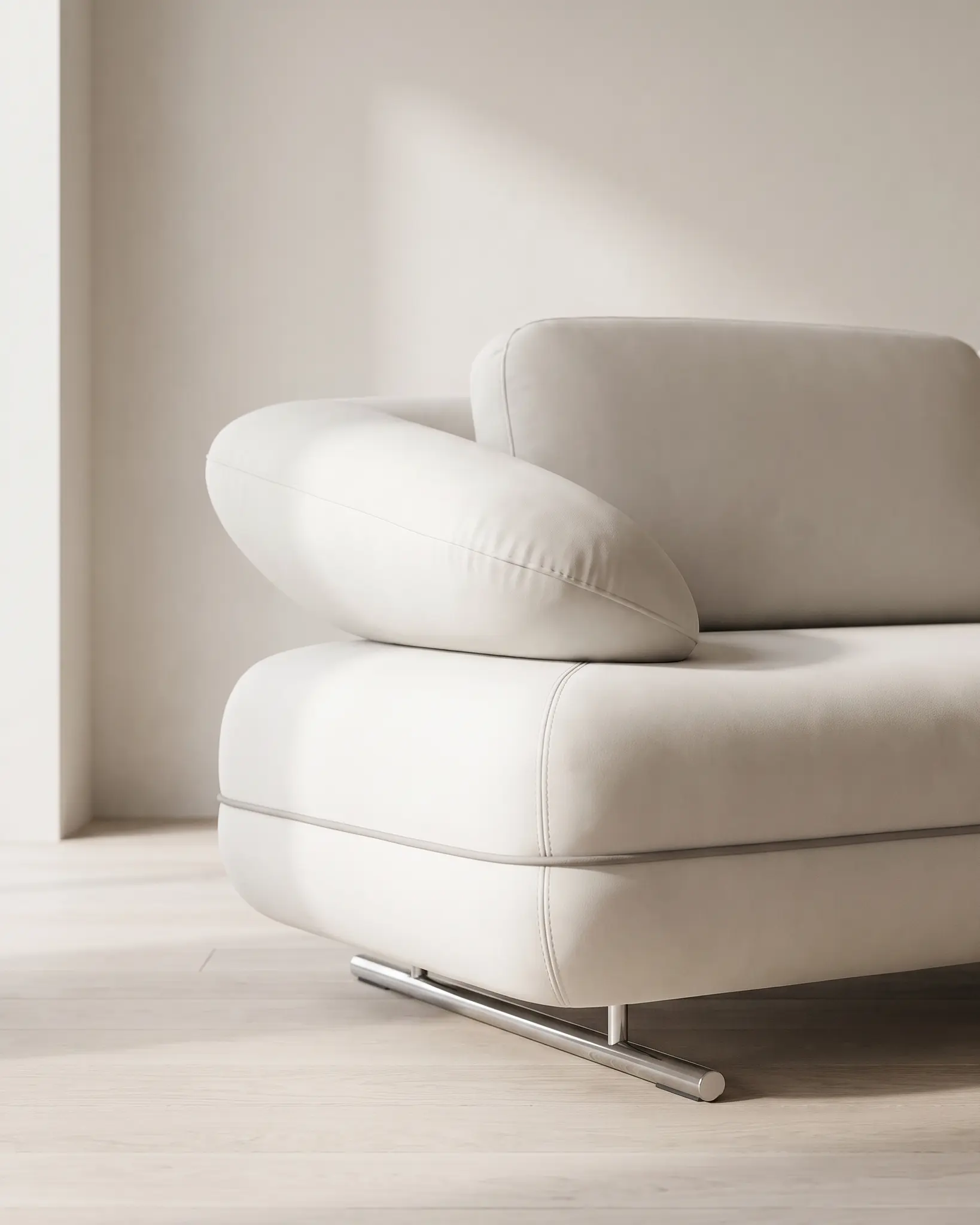 Gassin — sofa, detalj paspula uz donju ivicu sedišta i metalne sanke