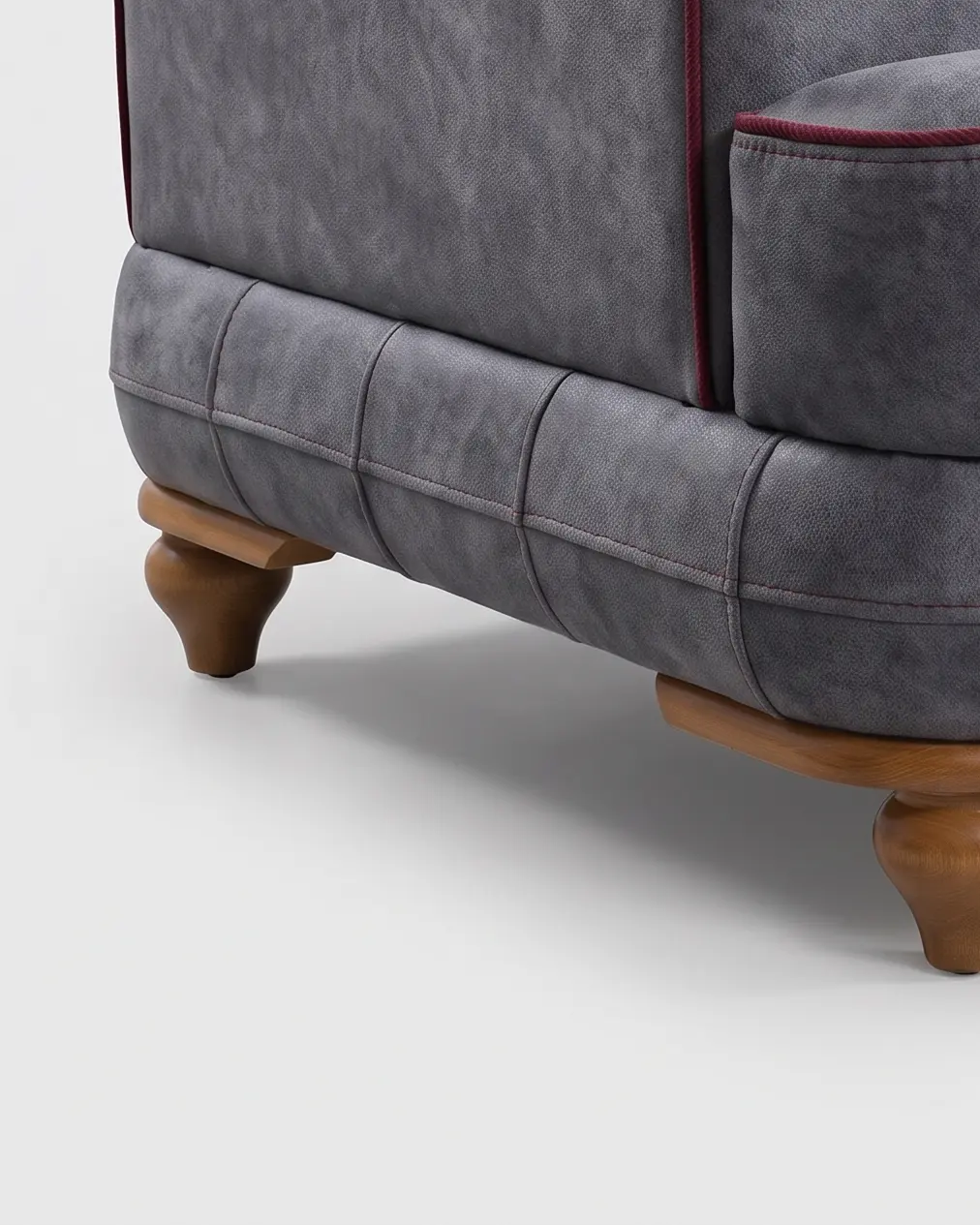Vernole sofa, postolje: gornji pojas prošiven u pravougaonike, donji zaobljen, a drvo samo kao kratka podloga iznad tokarene noge
