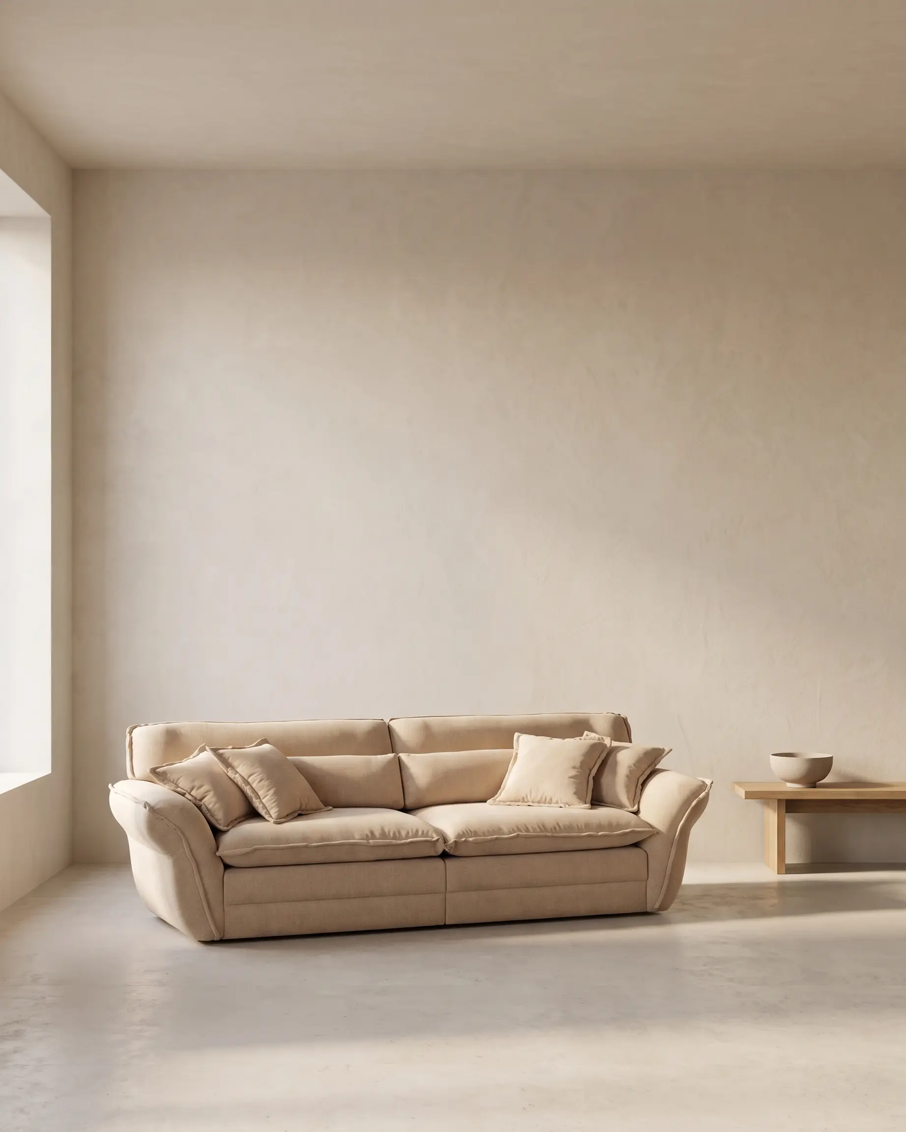 Valun, sofa u tihoj sobi uz dugačak svetao zid