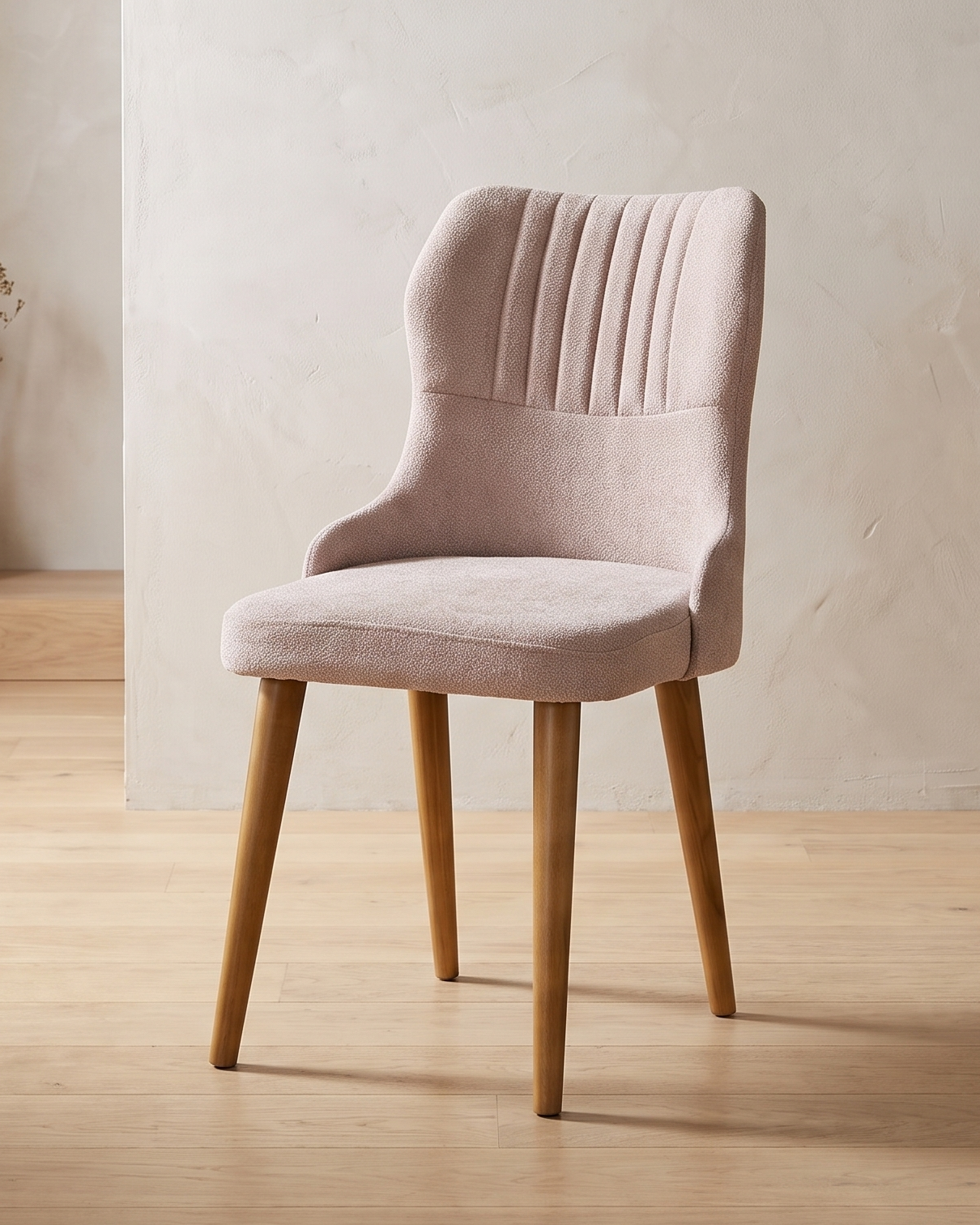 Isili, raširenih gornjih uglova, sa bokovima naslona do donje ivice sedišta.