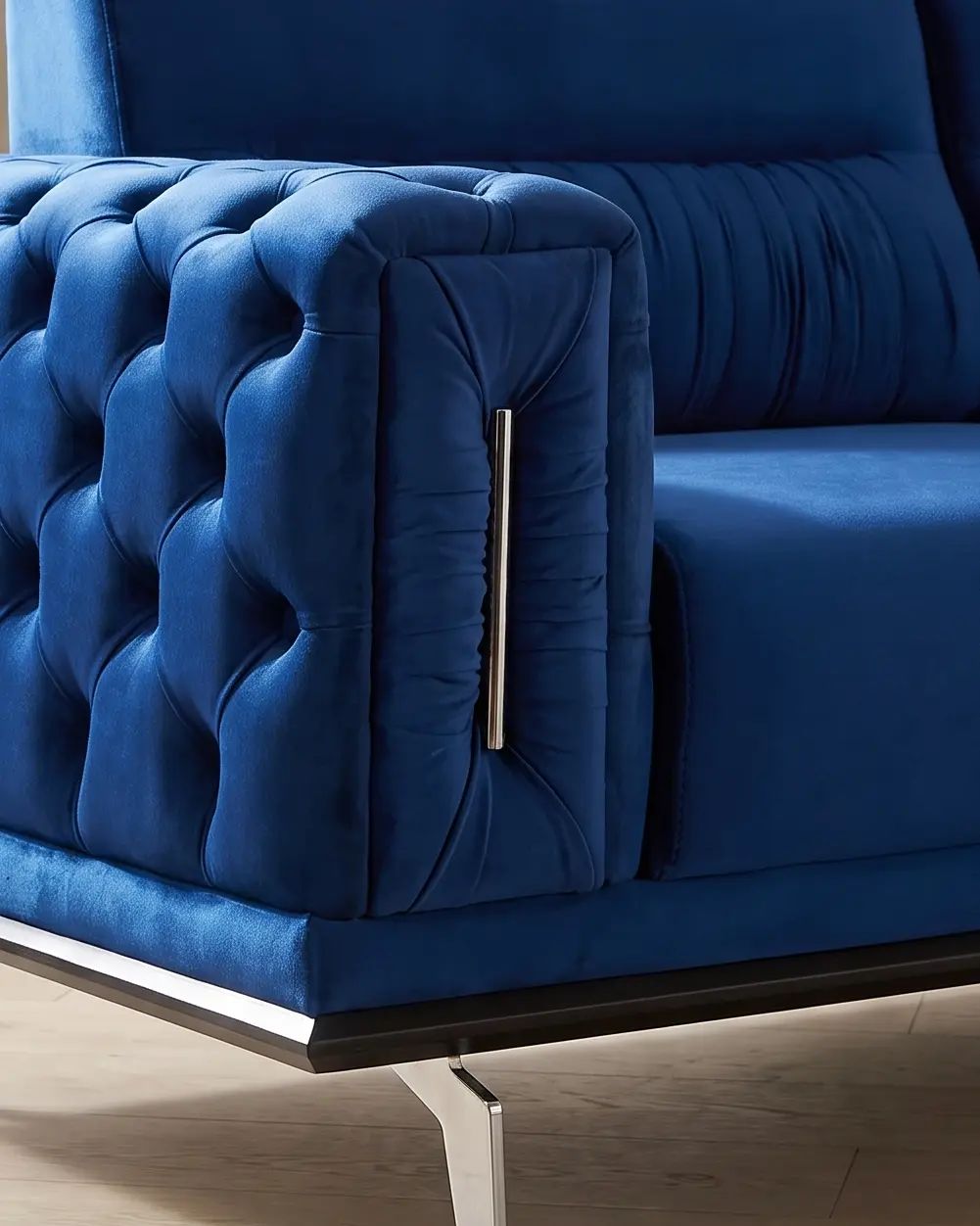 Paularo sofa, čelo rukonaslona: polje sitnih uspravnih nabora u ravnom okviru i uska metalna prečka uvučena u tkaninu