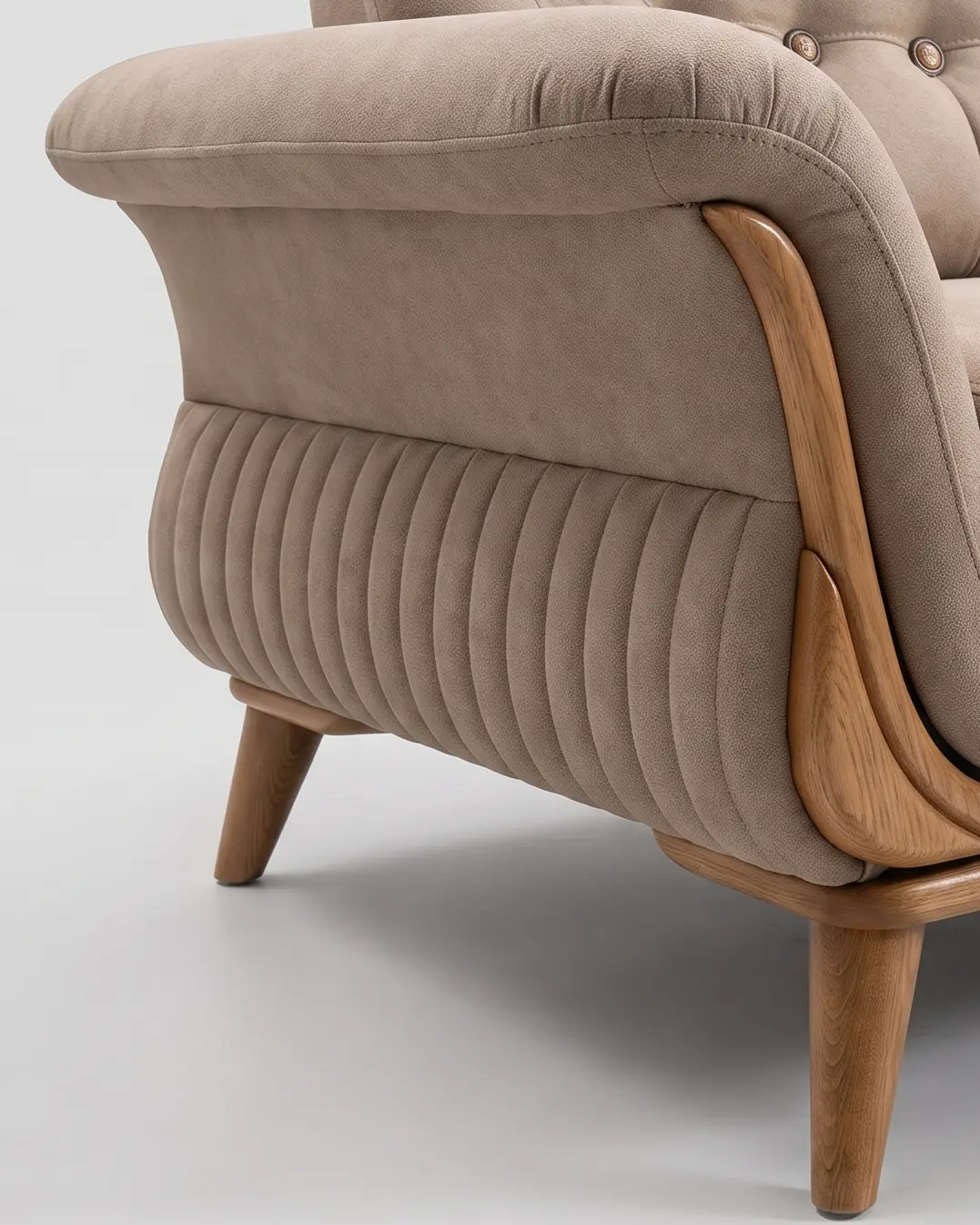 Kaprije sofa, mesto gde se rukonaslon spaja sa postoljem: kraj gornje trake pod šavom, ravna traka sa nogom i kanelirana strana iza njih