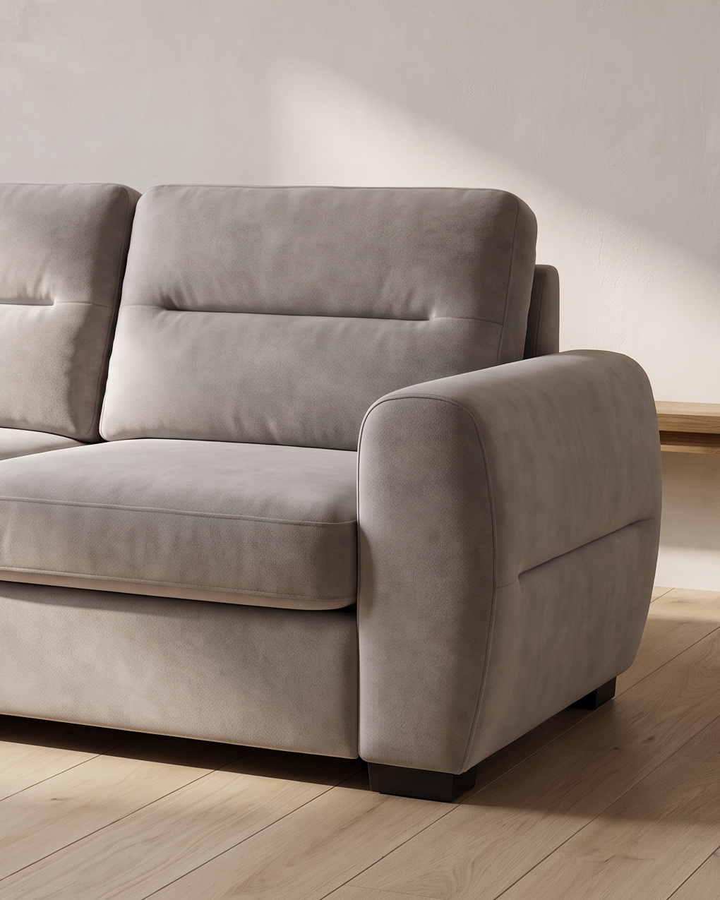 Ollomont sofa, desni rukonaslon sa dugim vodoravnim šavom po spoljnoj strani i kratka tamna nogara