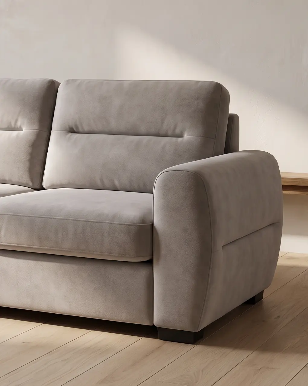 Ollomont sofa, desni rukonaslon sa dugim vodoravnim šavom po spoljnoj strani i kratka tamna nogara