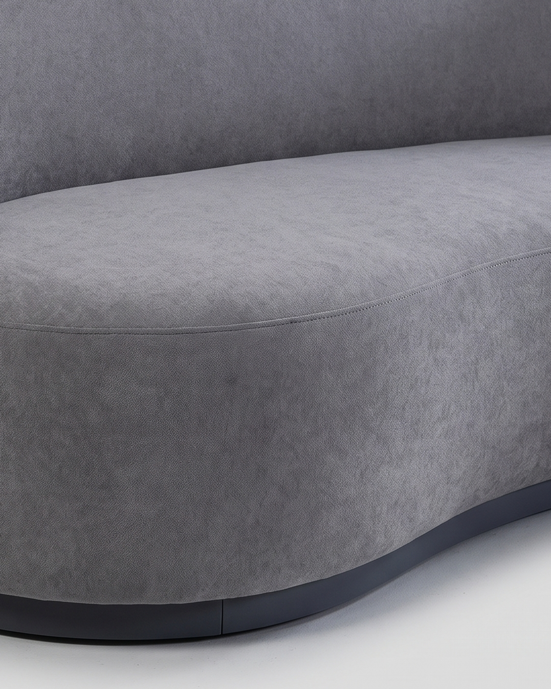 Lumbarda sofa, sredina komada: unutrašnja strana ljuske iznad sedišta, lice sedišta sa šavom tik ispod temena ivice i tamno postolje ispod