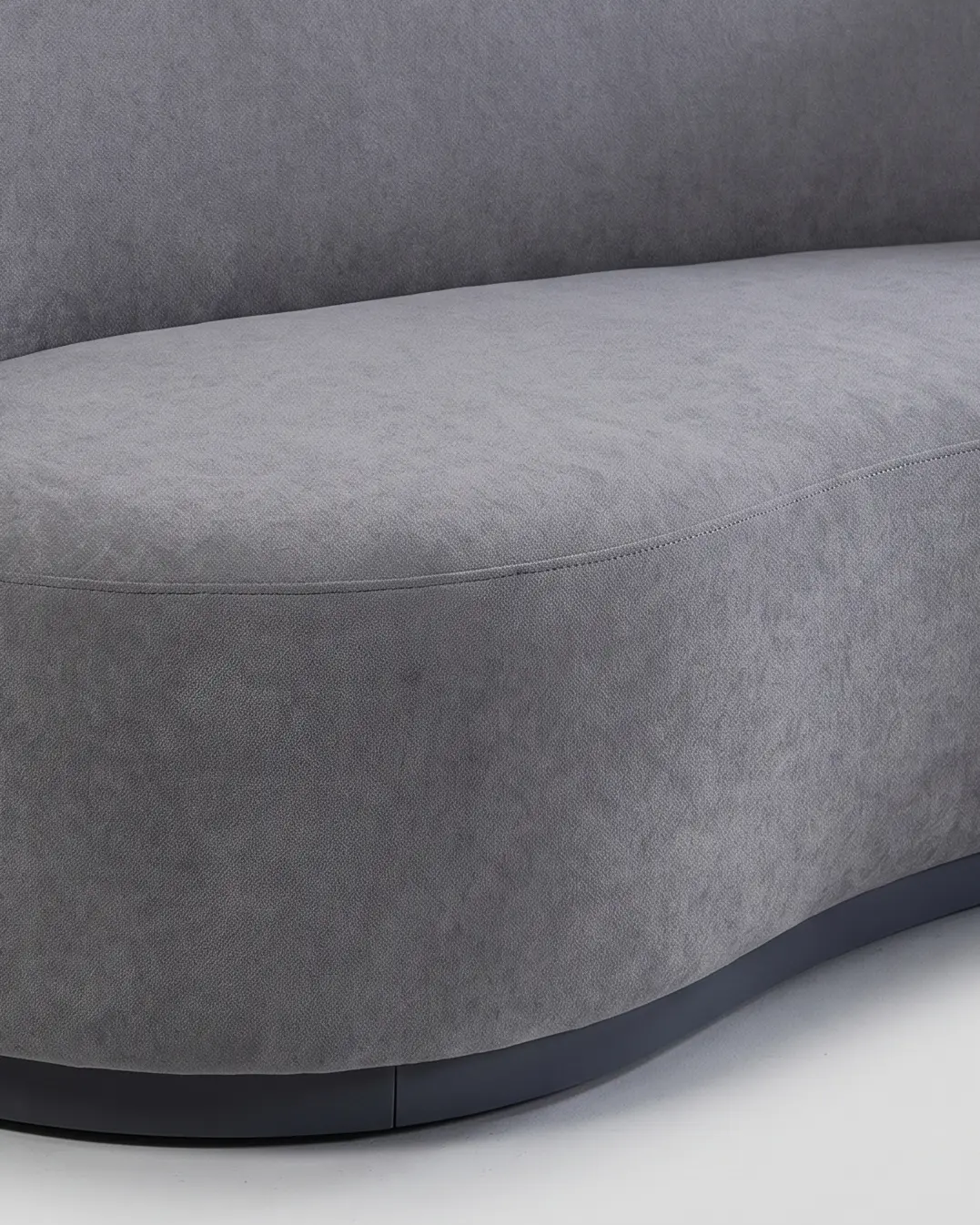 Lumbarda sofa, sredina komada: unutrašnja strana ljuske iznad sedišta, lice sedišta sa šavom tik ispod temena ivice i tamno postolje ispod