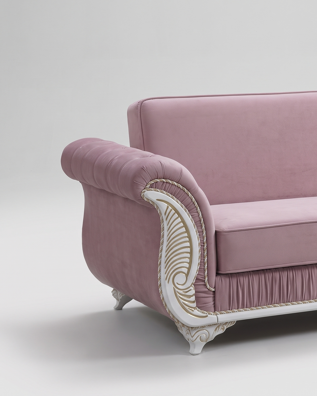 Torbole sofa, levi kraj u uspravnom kadru: rukonaslon sa rezbarenom lepezom, nabrana traka ispod sedišta i kratka rezbarena noga