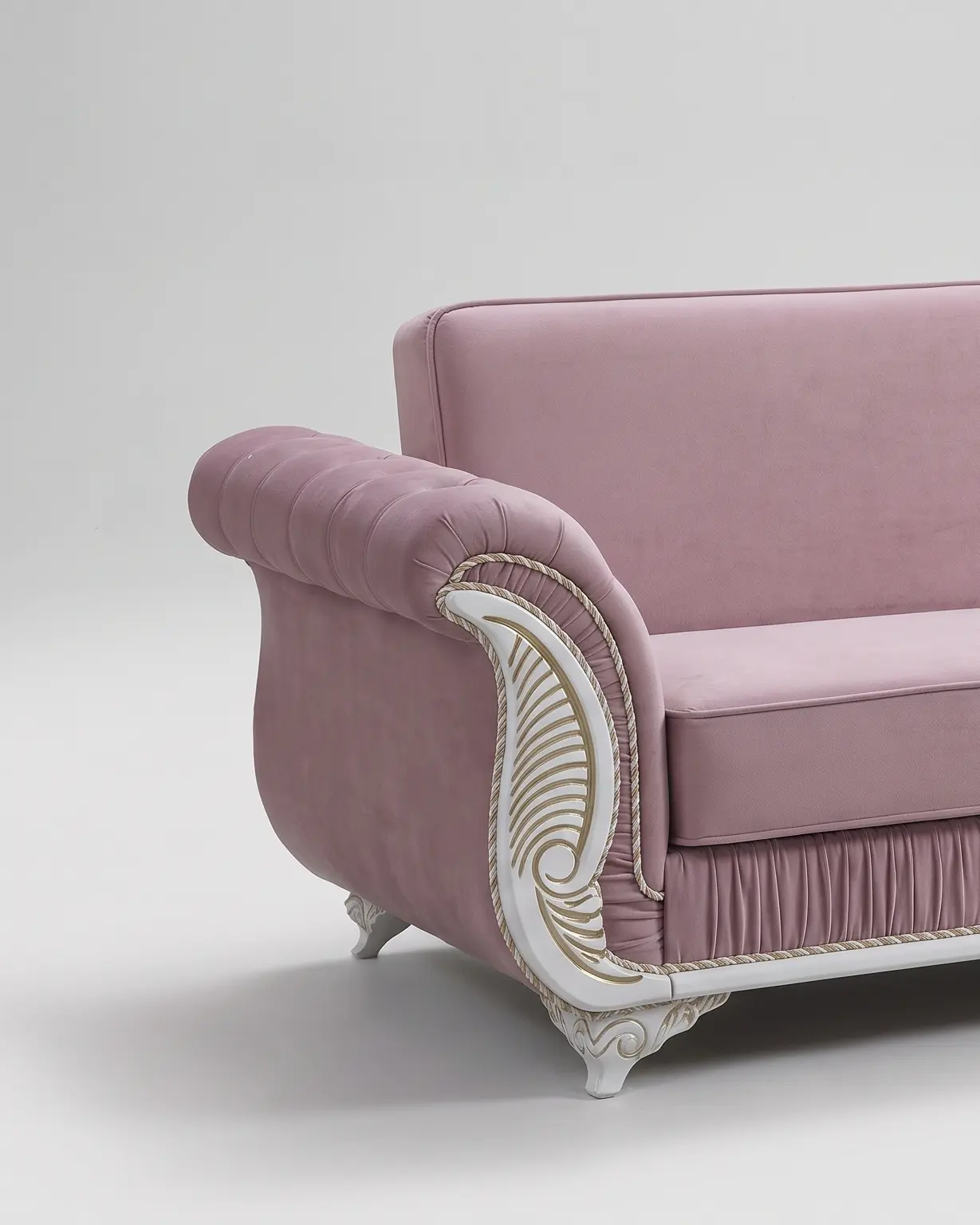 Torbole sofa, levi kraj u uspravnom kadru: rukonaslon sa rezbarenom lepezom, nabrana traka ispod sedišta i kratka rezbarena noga
