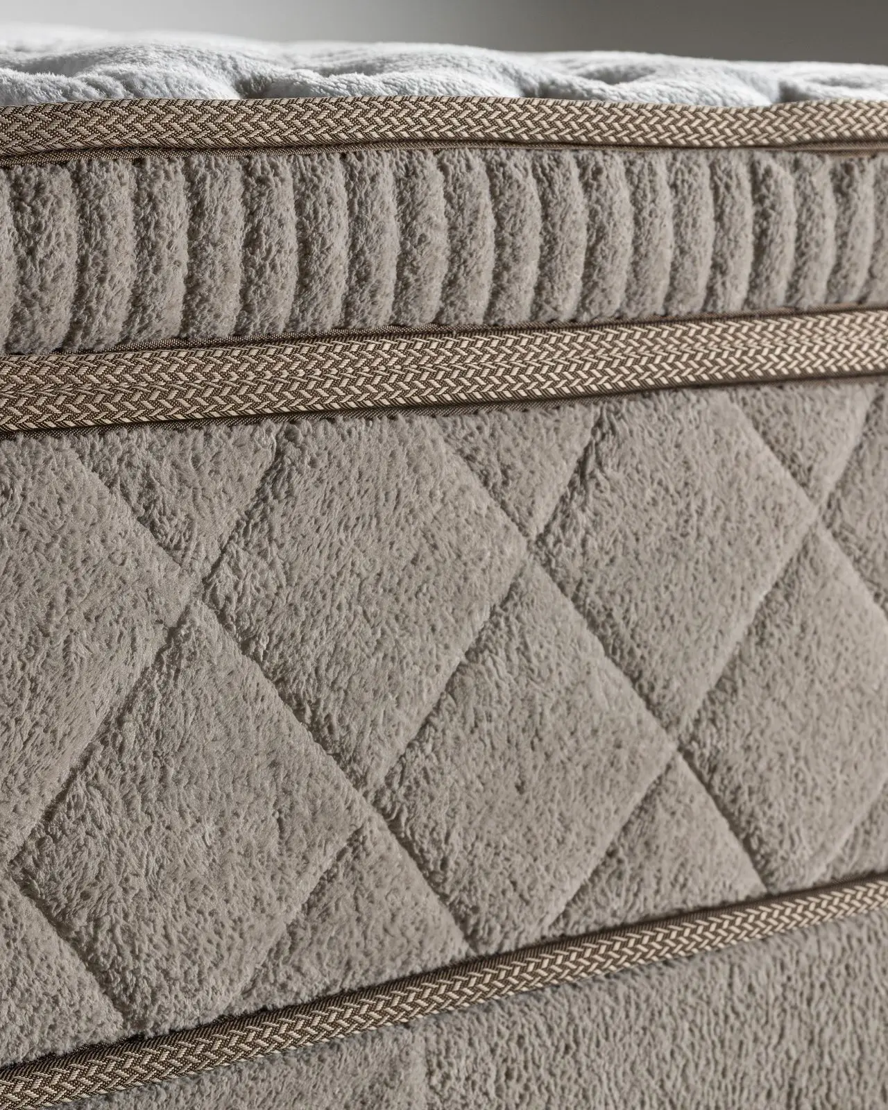 Elegance — detalj baze: baza koja se otvara na gasnim amortizerima