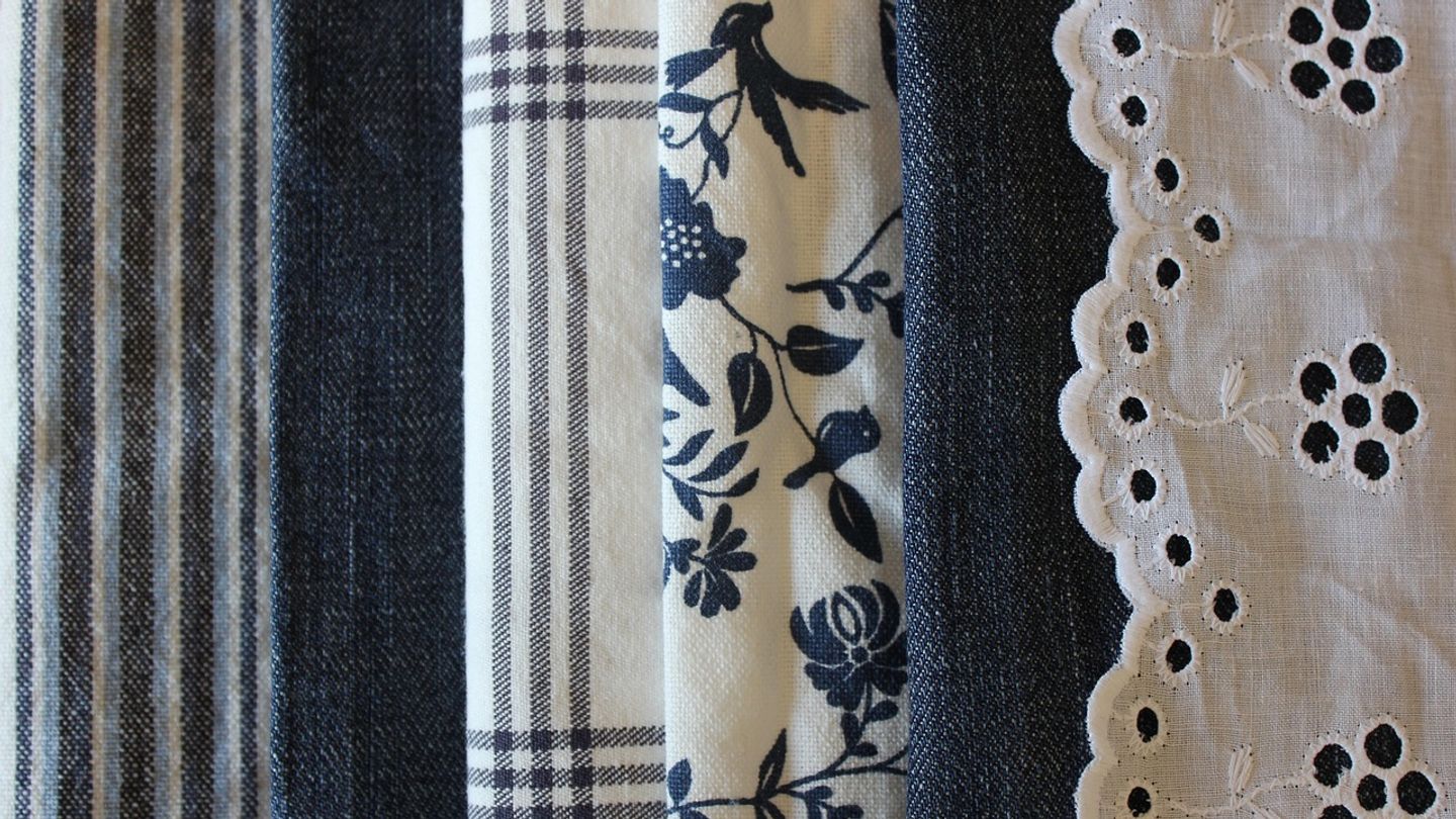 right fabric for sofa natural materials living room Natural Materials for Living Rooms: Wood, Linen, Wool & More