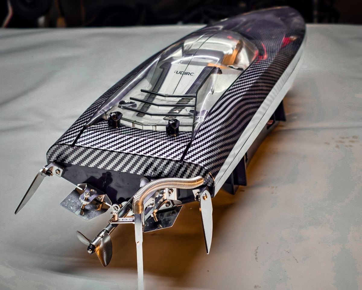 UDIRC UDI022 RC Boat – 2.4G 4CH Brushless High-Speed RC Boat