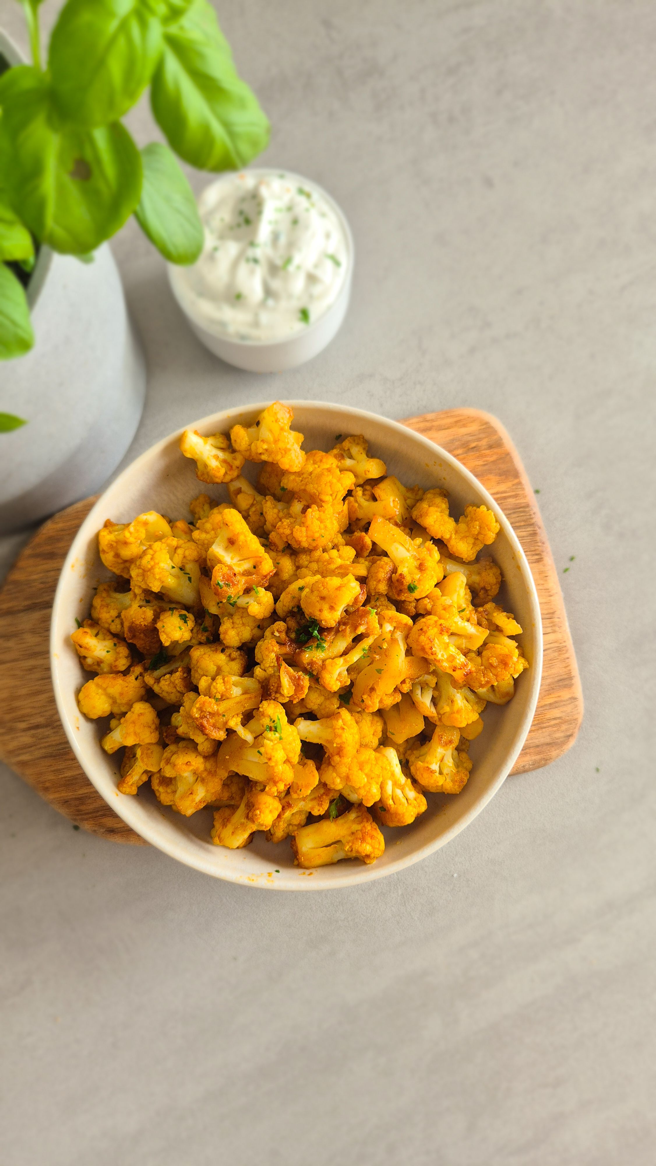 Würziger Blumenkohl aus der Pfanne in einer Schüssel.