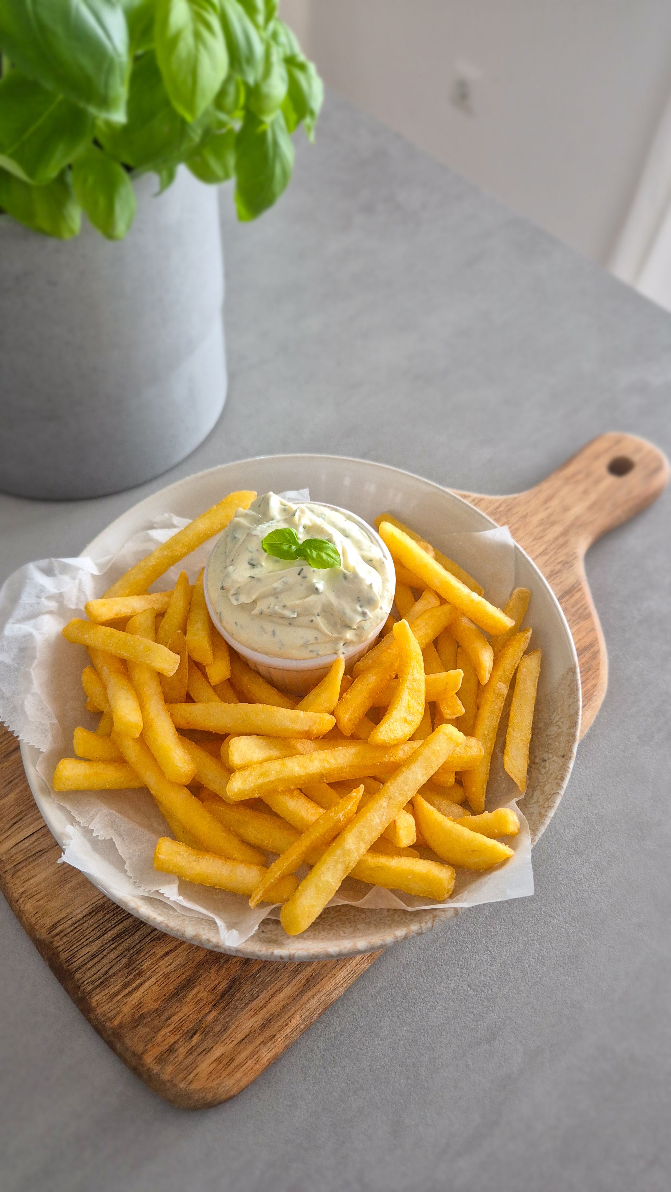Cremiger Dip für knusprige Pommes: Mayo-Quark-Mix mit frischen Kräutern