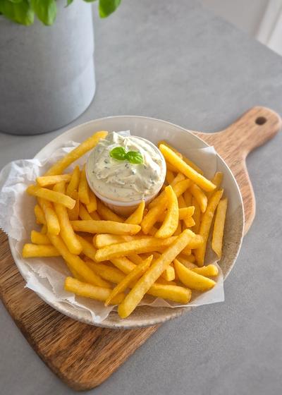 cremiger Pommes-Dip mit Quark, Mayo und Kräutern
