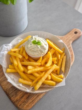 Cremiger Mayo-Quark-Dip mit frischen Kräutern