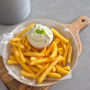 Cremiger Dip für knusprige Pommes: Mayo-Quark-Mix mit frischen Kräutern