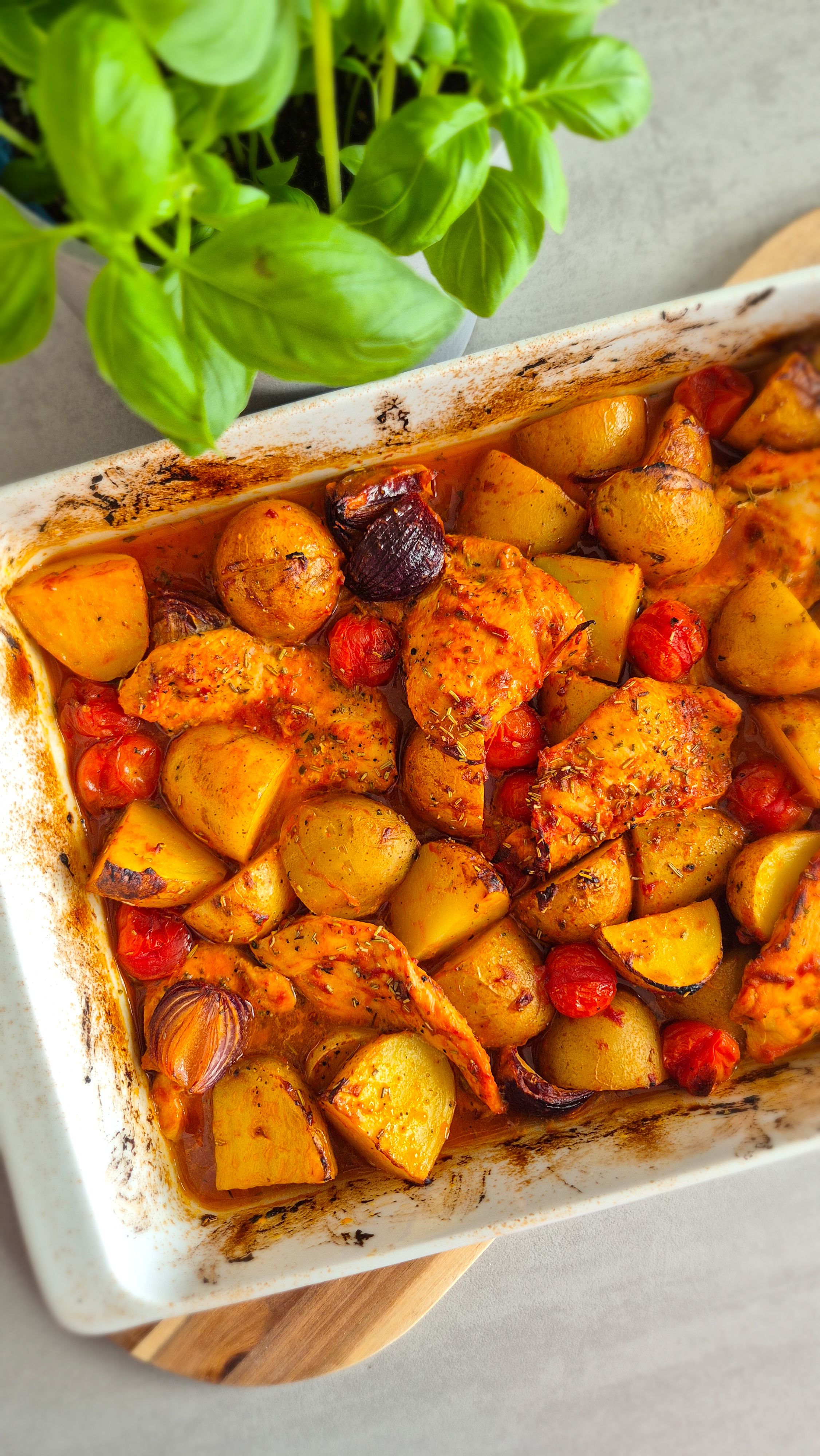 Mediterranes Ofenhähnchen mit Kartoffeln & Tomaten – Einfaches Blechgericht