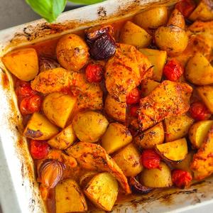 Mediterranes Ofenhähnchen mit Kartoffeln & Tomaten – Einfaches Blechgericht