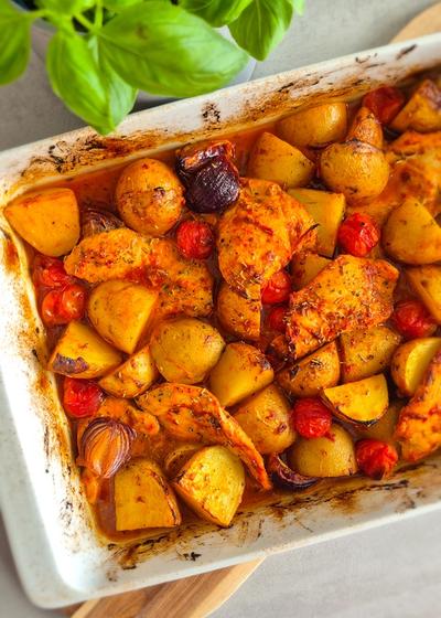 Mediterranes Ofenhähnchen mit Kartoffeln und Tomaten vom Blech.