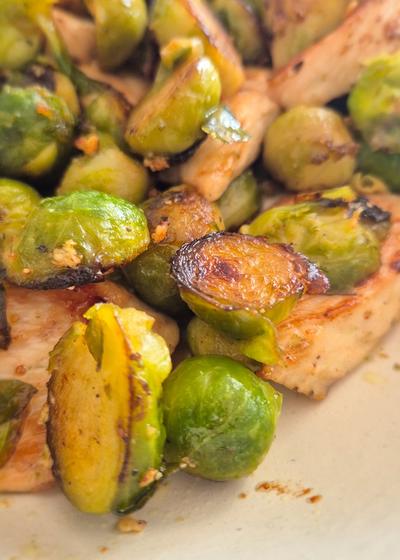 Rosenkohl-Hähnchenpfanne mit Knoblauchbutter - Bild 4