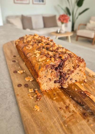 Frisch gebackenes Chunky Monkey Banana Bread - Bananenbrot wie aus den USA mit einem Twist.