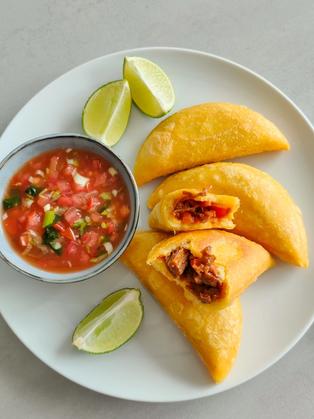 Knusprige Mais-Empanadas mit Carne Mechada