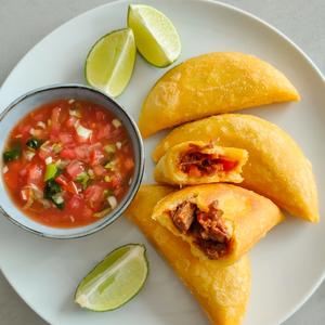 Knusprige Mais-Empanadas mit Carne Mechada
