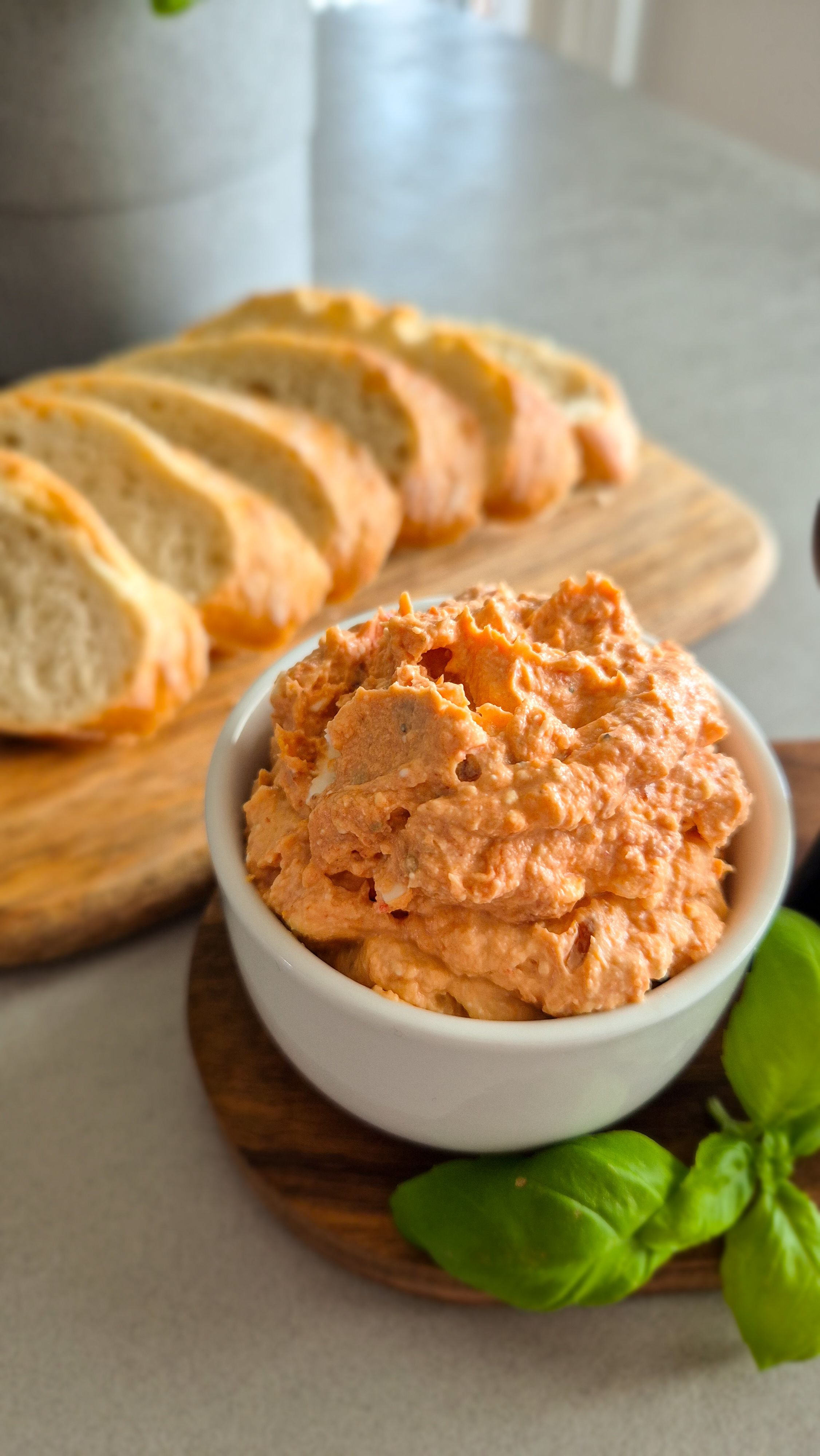 Frisches Baguette mit einem Tomate-Feta-Aufstrich oder Dip.
