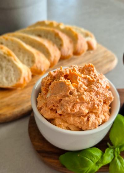 Frisches Baguette mit einem Tomate-Feta-Aufstrich oder Dip.