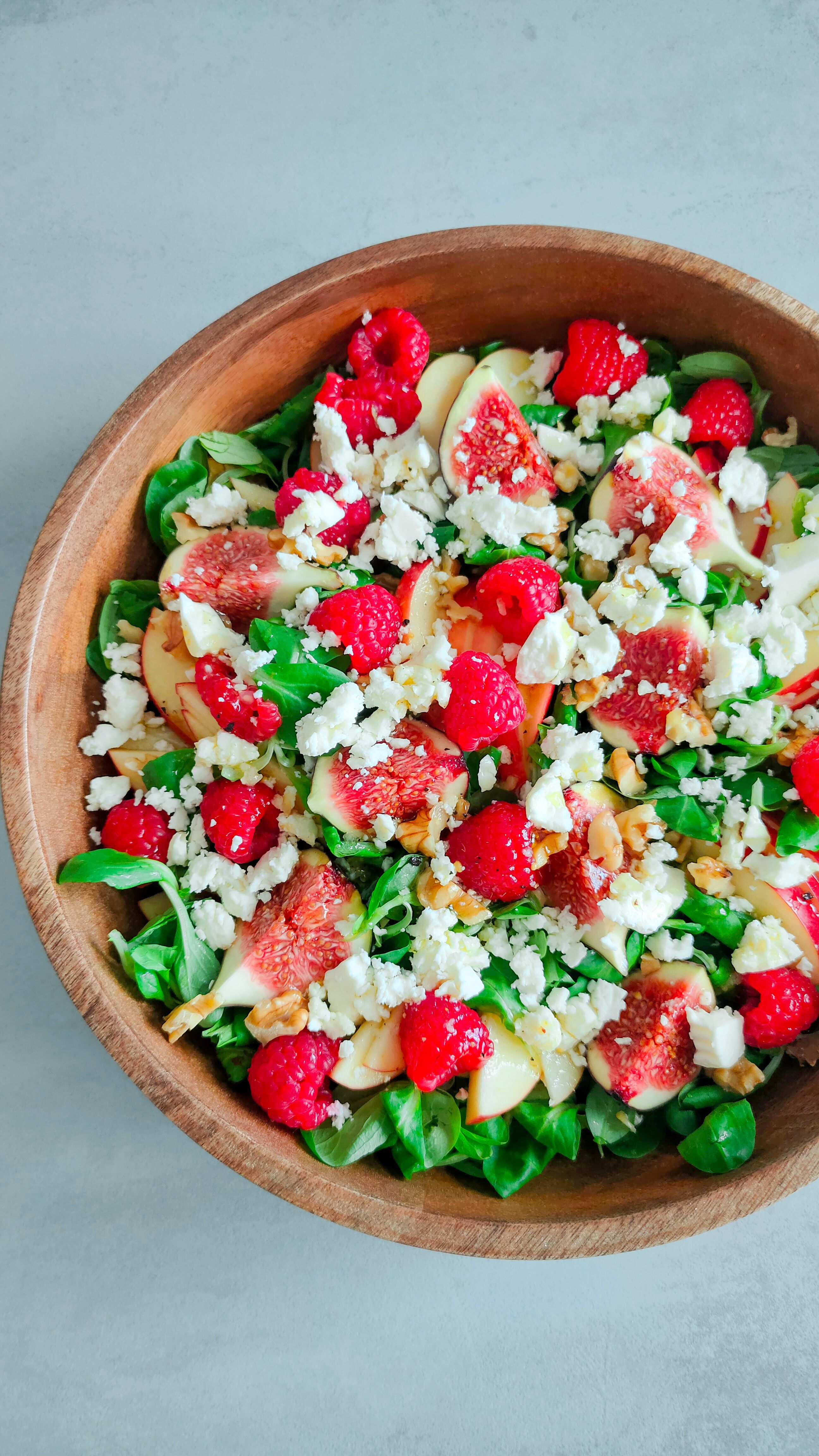 Fruchtiger Feigen-Himbeer-Salat mit Walnüssen - Bild 2