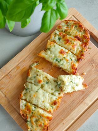 Knoblauch-Mozzarella-Baguette