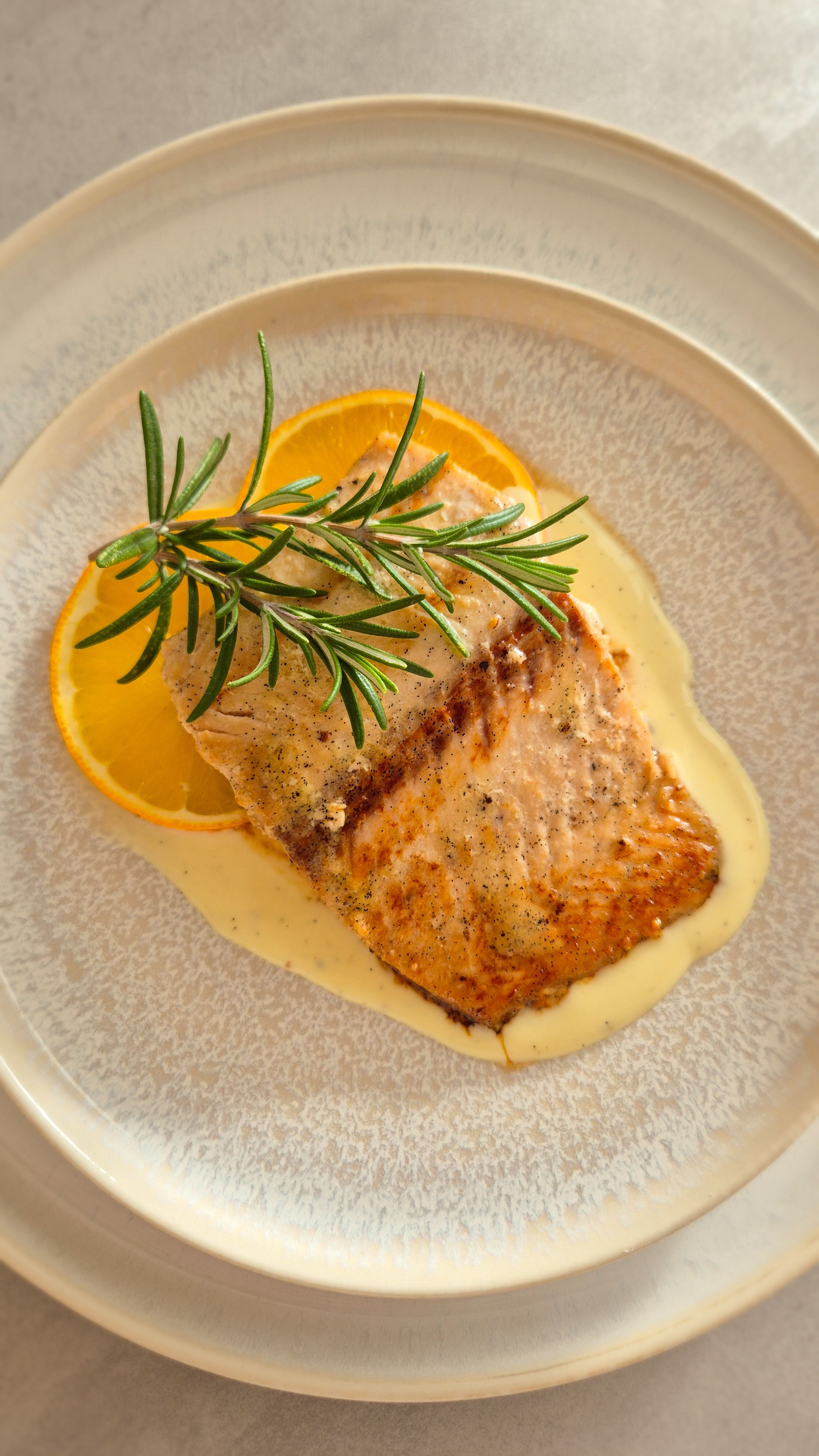Vanille-Lachs auf Orangen-Sahnesauce
