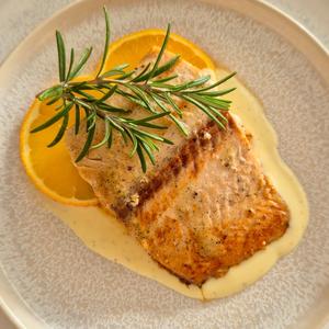 Vanille-Lachs auf Orangen-Sahnesauce