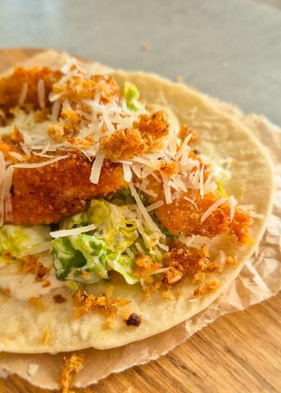 Crispy Chicken Tacos mit Caesar Salad und extra Panko-Parmesan Crunch in Weizentortillas gefüllt.
