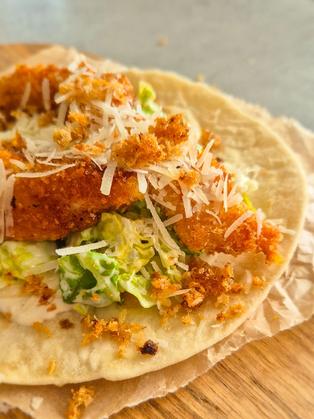 Crispy Caesar Chicken Tacos - knusprige Tacos mit Caesar Salad