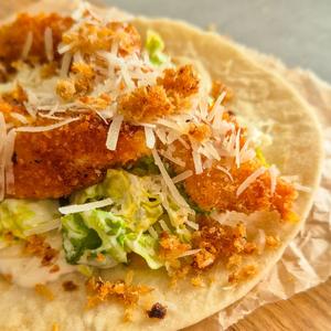 Crispy Caesar Chicken Tacos - knusprige Tacos mit Caesar Salad