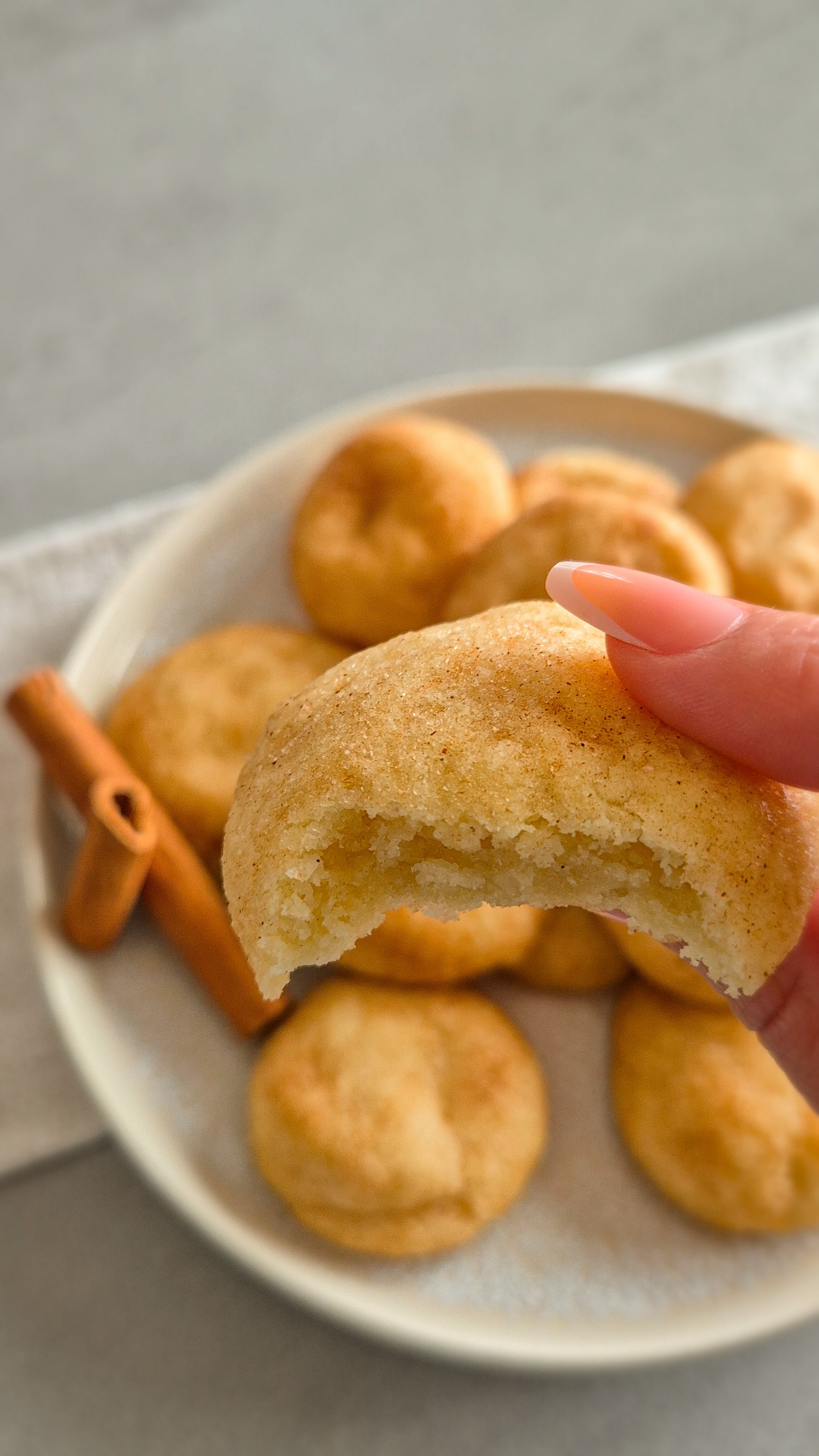 Frisch gebackene Snickerdoodles, weiche amerikanische Zimt-Cookies (Kekse) auf einem Teller serviert.