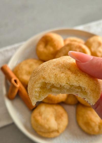 Frisch gebackene Snickerdoodles, weiche amerikanische Zimt-Cookies (Kekse) auf einem Teller serviert.