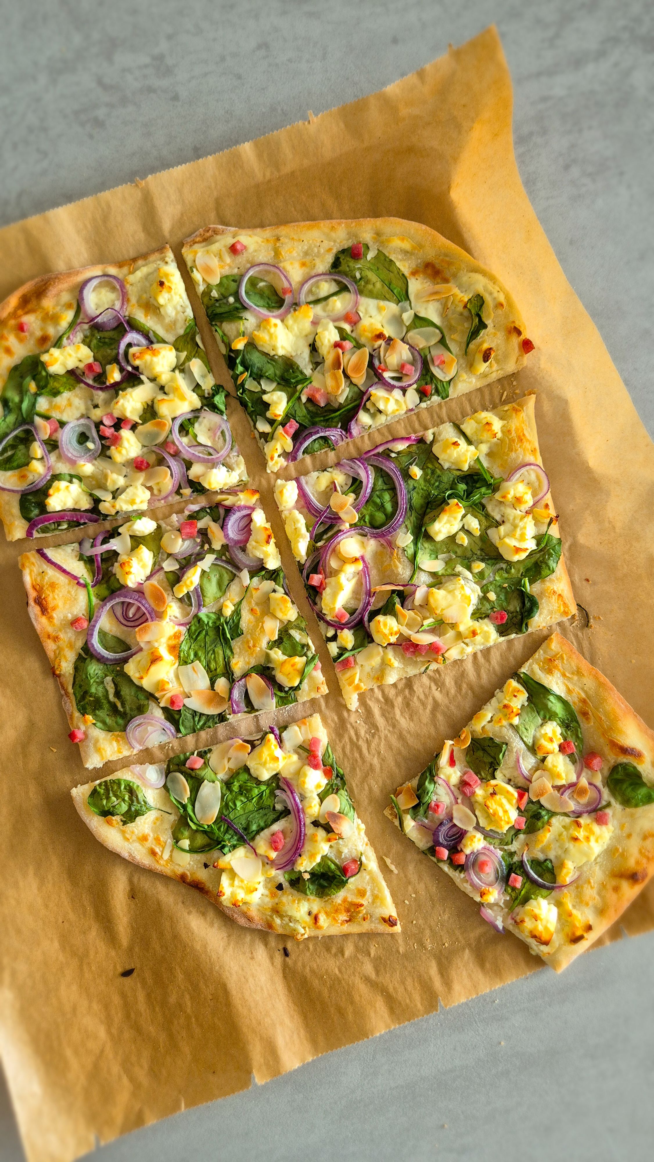 Vegetarischer Flammkuchen mit Spinat und Feta. 