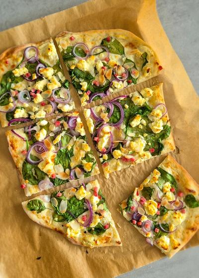 Vegetarischer Flammkuchen mit Spinat und Feta.