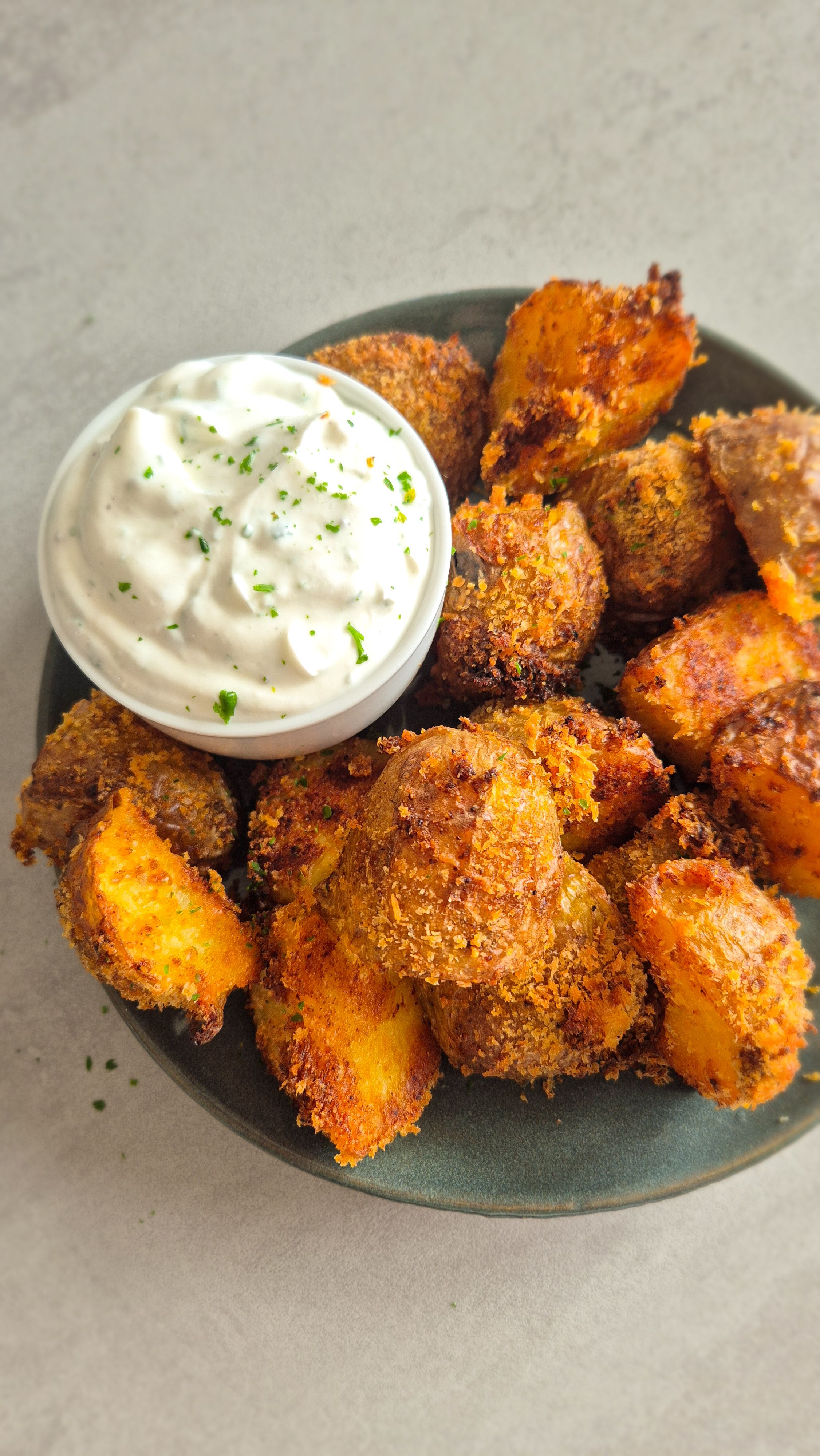 Knusprige Kartoffeln aus dem Ofen mit einer Parmesan-Panko-Panade.